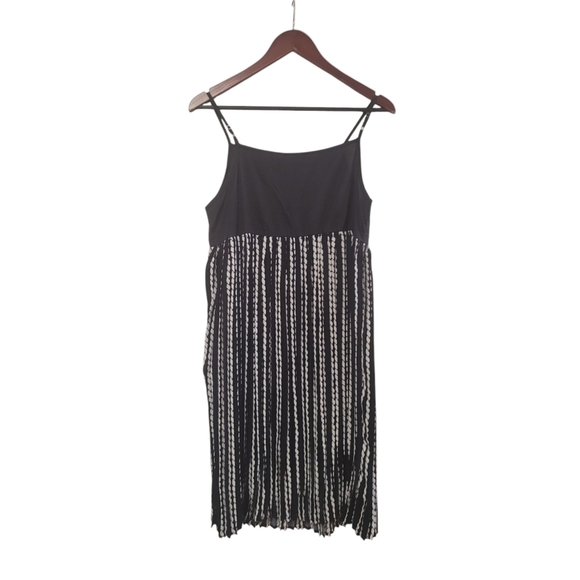 New Bloomingdale's Black & White Sleeveless Pleated Mini Dress Medium - Picture 3 of 6